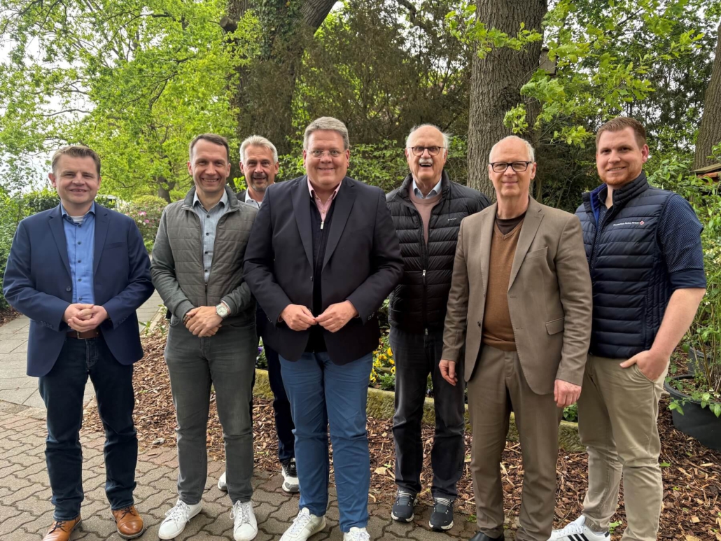 presse-neue-gesellschaft-202606 Foto mit Matthias Tegeler, Michael Kasche, Andreas Besser, Kai Abruszat, Udo Hansmann, Graham Lewis und Tobias Tischer